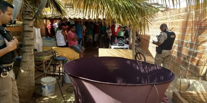 Grupo de pessoas são presas por participarem de rinha de galo, em Janaúba