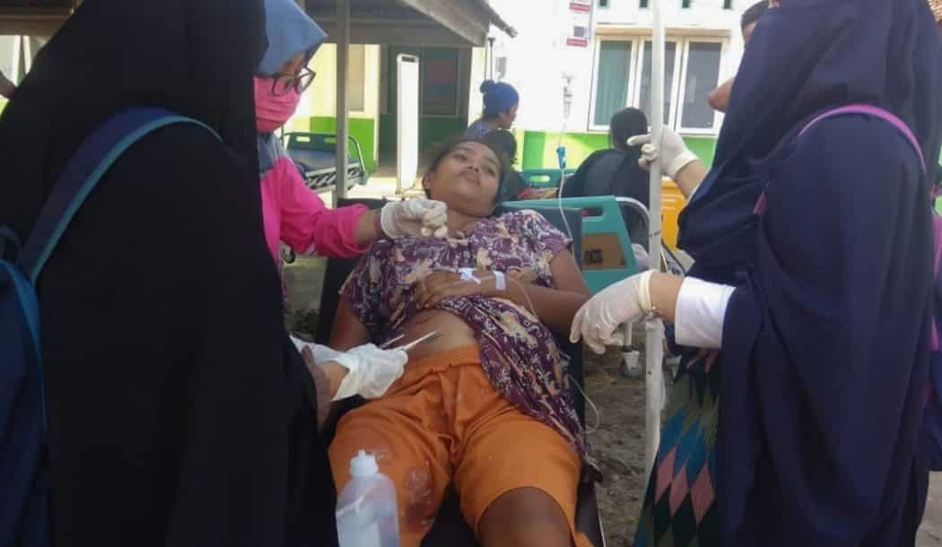 Paciente é atendida após um dos terremotos da Indonésia. HANDOUT AFP