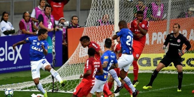 Com gol anulado de Raniel, Cruzeiro e Inter empatam sem gols no Mineirão