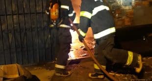 Bombeiros de Montes Claros combatem incêndio em residência