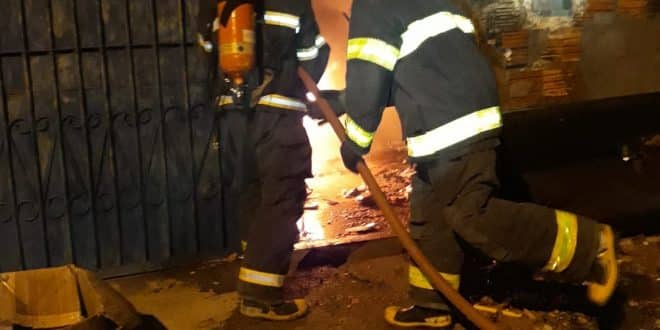 Bombeiros de Montes Claros combatem incêndio em residência
