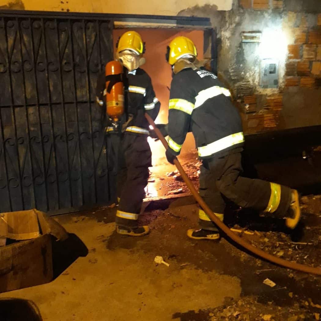 Bombeiros de Montes Claros combatem incêndio em residência