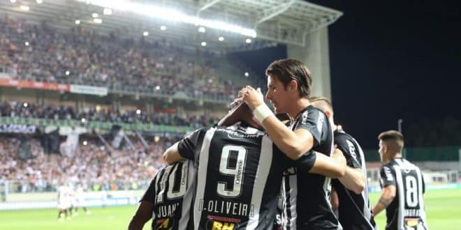 Atlético segura pressão, bate o líder no Horto e se consolida no G6