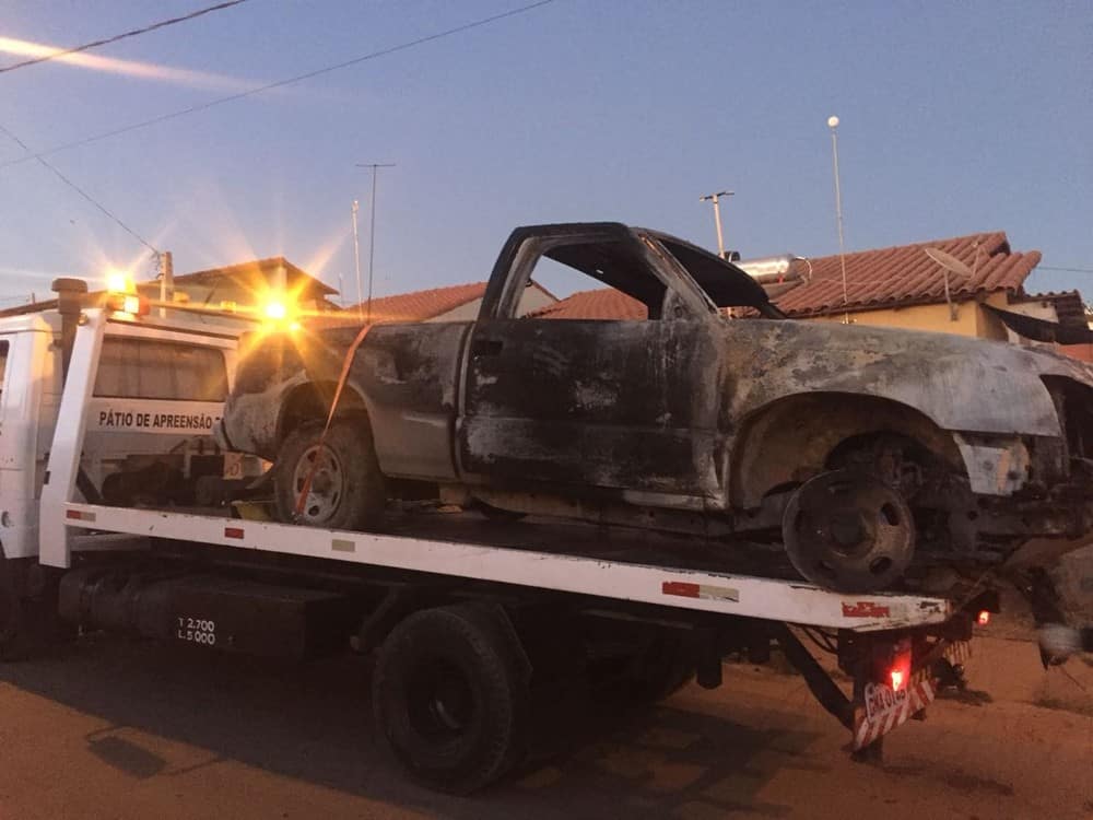 Durante as buscas por parte da Polícia Militar, os mesmos encontraram o carro incendiado no Bairro Monte Sião - Foto: Guilherme Versiani
