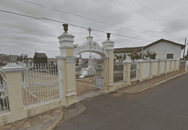 Na imagem, cemitério municipal que faz divisa com diversas casas