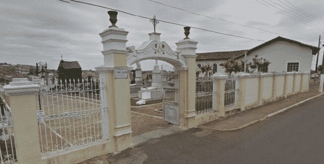 Na imagem, cemitério municipal que faz divisa com diversas casas
