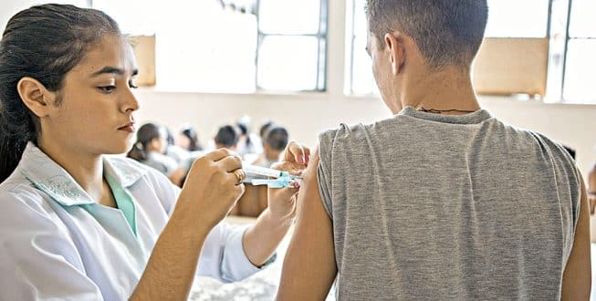 Além das meninas, a dose deve ser aplicada em meninos de 11 a 14 anos