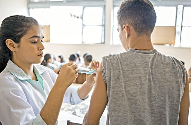 Além das meninas, a dose deve ser aplicada em meninos de 11 a 14 anos