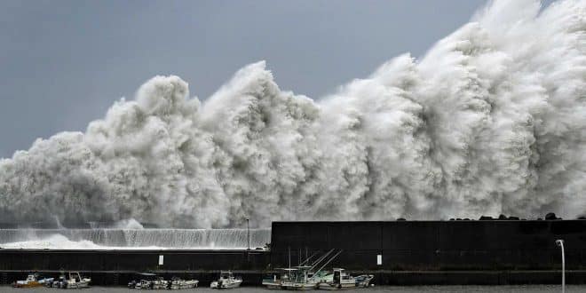 Japão enfrenta seu tufão mais forte em 25 anos