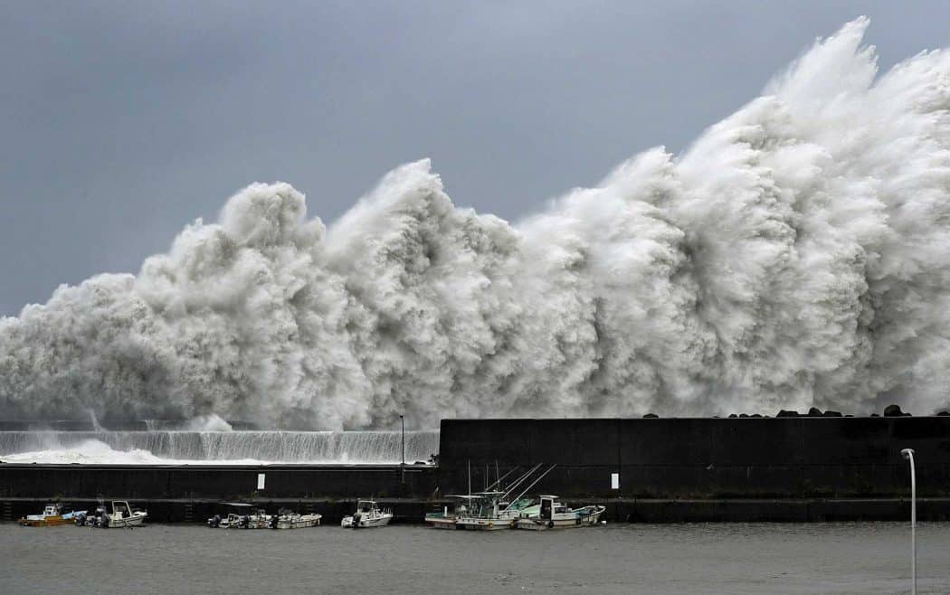 Japão enfrenta seu tufão mais forte em 25 anos