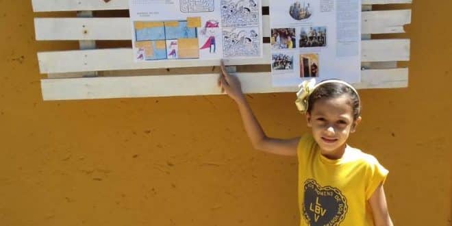 Yasmim Thauane, de 8 anos, mostrando o seu desenho no Jornal Boa Vontade Notícias