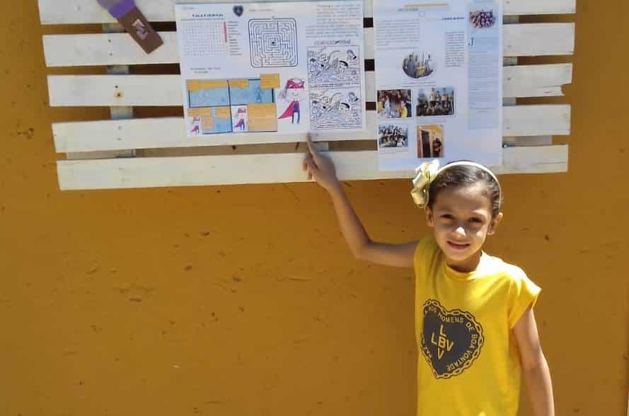Yasmim Thauane, de 8 anos, mostrando o seu desenho no Jornal Boa Vontade Notícias