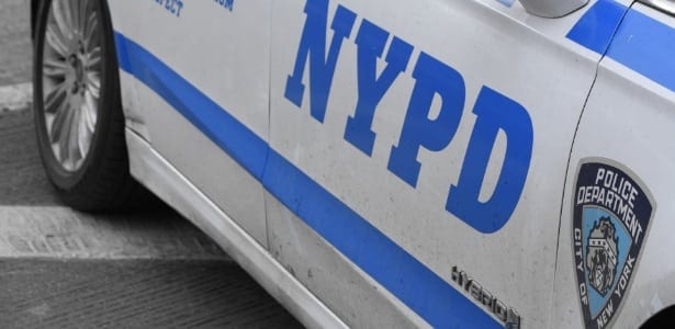 Três bebês e dois adultos são esfaqueados em creche de Nova York