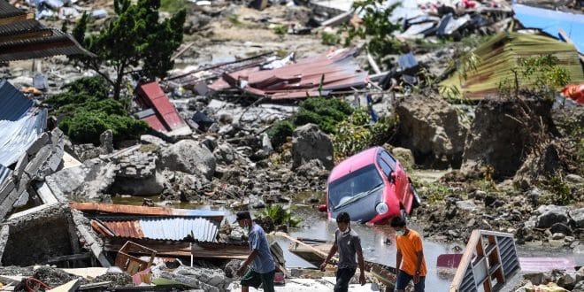 Número de mortos na Indonésia após tsunami e terremoto passa de 1.200