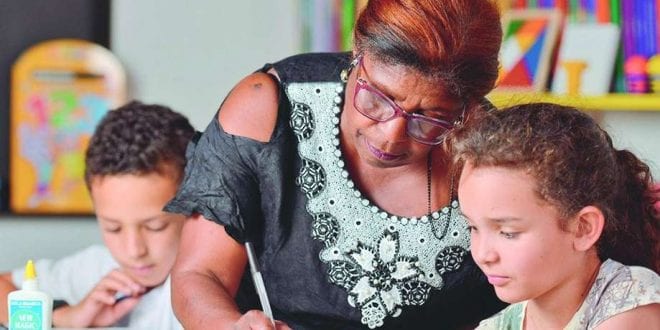 Mesmo com 40 anos de profissão, Maria Antônia mantém o pique para ensinar seus alunos