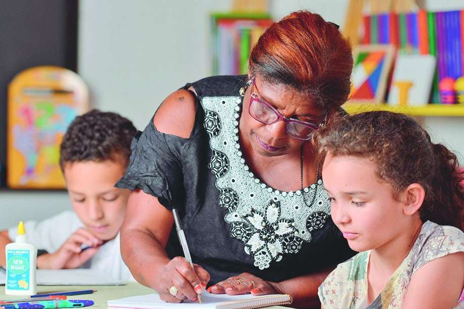 Mesmo com 40 anos de profissão, Maria Antônia mantém o pique para ensinar seus alunos