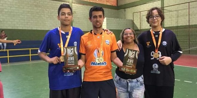 João com o técnico Lucas Nagem e a mãe Aline