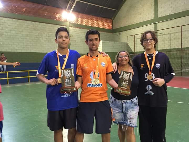 João com o técnico Lucas Nagem e a mãe Aline