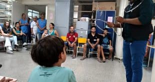 O mágico Júlio Rasec presenteou as crianças internadas na pediatria com show de mágica