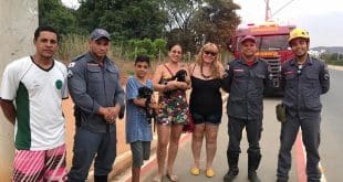 A equipe do Eu Salvo, junto aos bombeiros que fizeram o resgate dos cães. Foto: CBMMG