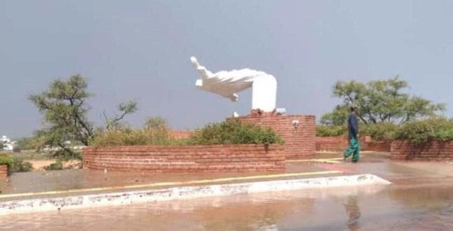 Até uma estátua do Cristo Redentor teria sido danificada em função das rajadas de vento  fortíssimas que se abateram sobre a cidade que fica na margem do rio São Francisco.