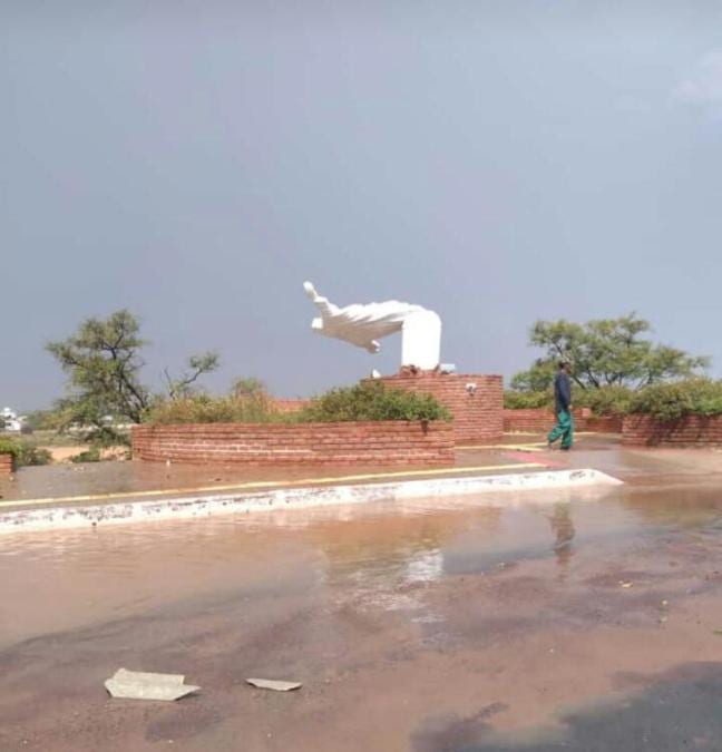 Até uma estátua do Cristo Redentor teria sido danificada em função das rajadas de vento  fortíssimas que se abateram sobre a cidade que fica na margem do rio São Francisco.