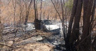 Carro pegou fogo e duas pessoas morreram — Foto: Corpo de Bombeiros/Divulgação