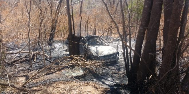 Carro pegou fogo e duas pessoas morreram — Foto: Corpo de Bombeiros/Divulgação