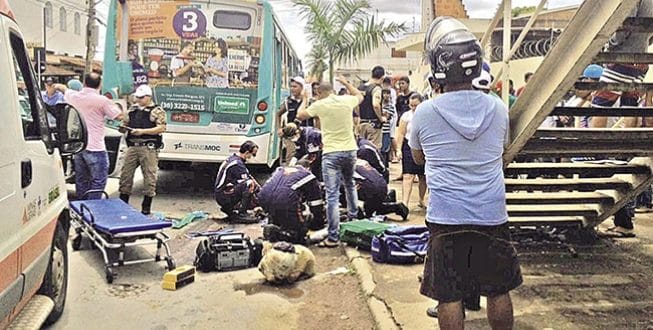 AVENIDA DOS MILITARES – Homem teve as pernas esmagadas pelo coletivo ao tentar atravessar a via