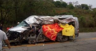 Seis pessoas da mesma família morreram em acidente envolvendo van e carreta em São Gonçalo do Rio Abaixo
