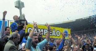 Feito histórico. Em 2013, capitaneado pelo craque Alex, o Cruzeiro montou um grande elenco e conseguiu alcançar a Tríplice Coroa para o delírio de seus torcedores