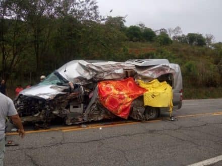 Seis pessoas da mesma família morreram em acidente envolvendo van e carreta em São Gonçalo do Rio Abaixo