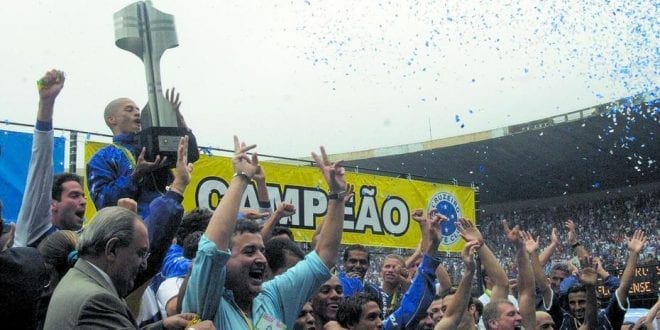 Feito histórico. Em 2013, capitaneado pelo craque Alex, o Cruzeiro montou um grande elenco e conseguiu alcançar a Tríplice Coroa para o delírio de seus torcedores
