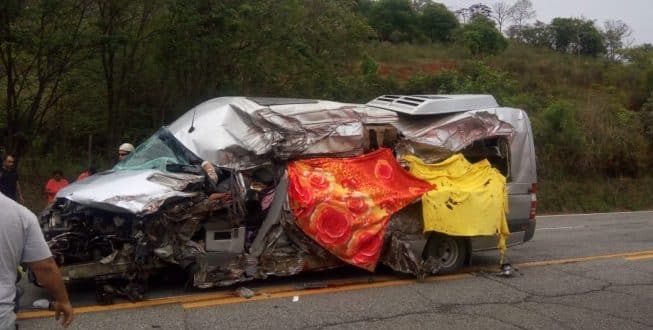 Batida entre van e carreta deixa seis mortos e dez feridos na BR-381, em Minas Gerais