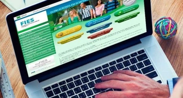 Estudantes têm até sexta-feira para renovar contrato do Fies