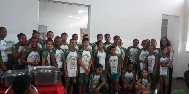 Alunos do Projeto Jovens Empreendedores na Escola participam de feira de empreendedorismo