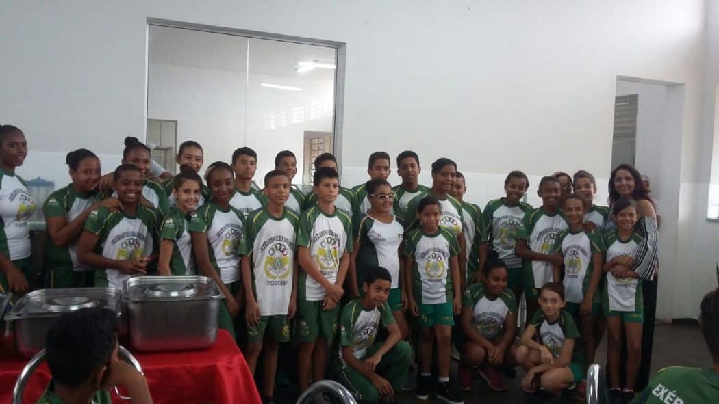 Alunos do Projeto Jovens Empreendedores na Escola participam de feira de empreendedorismo