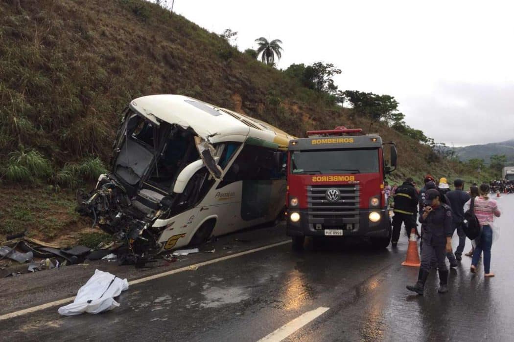 Motorista de ônibus morre e 17 ficam feridos em Minas Gerais