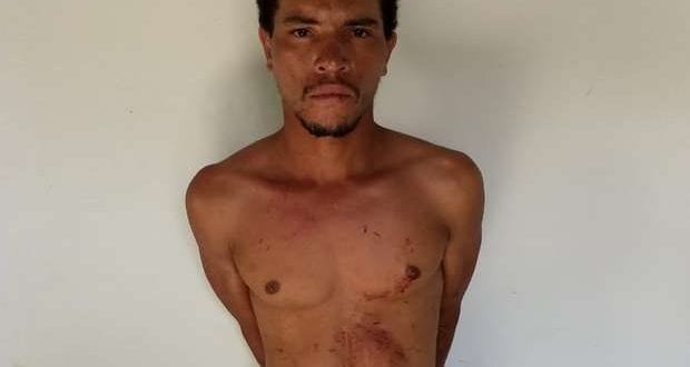 Homem foi encaminhado para a Delegacia de Almenara, junto com a faca usada no crime