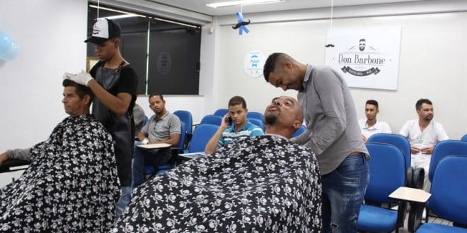 Barbearia Dom Barbone oferece, voluntariamente, serviços de barba e corte de cabelo aos colaboradores da Santa Casa de Montes Claros