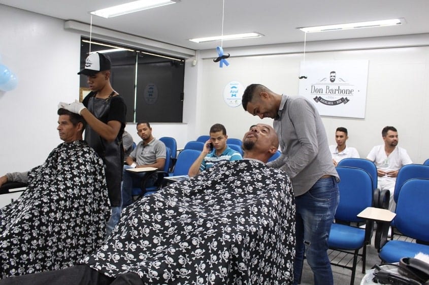 Barbearia Dom Barbone oferece, voluntariamente, serviços de barba e corte de cabelo aos colaboradores da Santa Casa de Montes Claros
