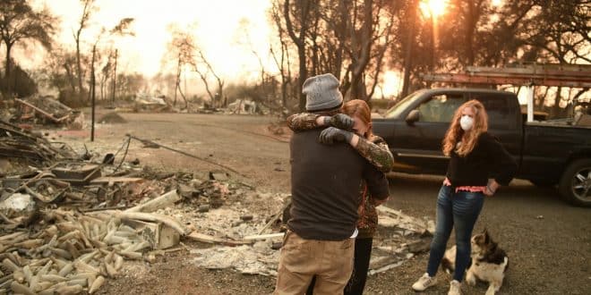 Restos mortais de 77 pessoas foram recuperados na região atingida pelo Camp Fire, no norte do estado. Outras 3 pessoas morreram no incêndio ativo no sul da Califórnia.