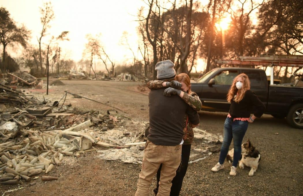 Restos mortais de 77 pessoas foram recuperados na região atingida pelo Camp Fire, no norte do estado. Outras 3 pessoas morreram no incêndio ativo no sul da Califórnia.