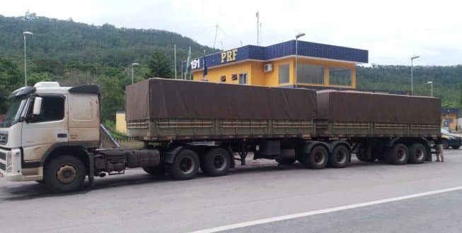 Caminhão bitrem foi parado na BR-381