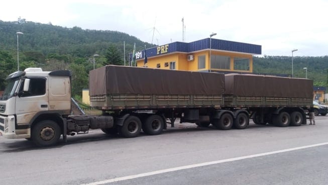 Caminhão bitrem foi parado na BR-381