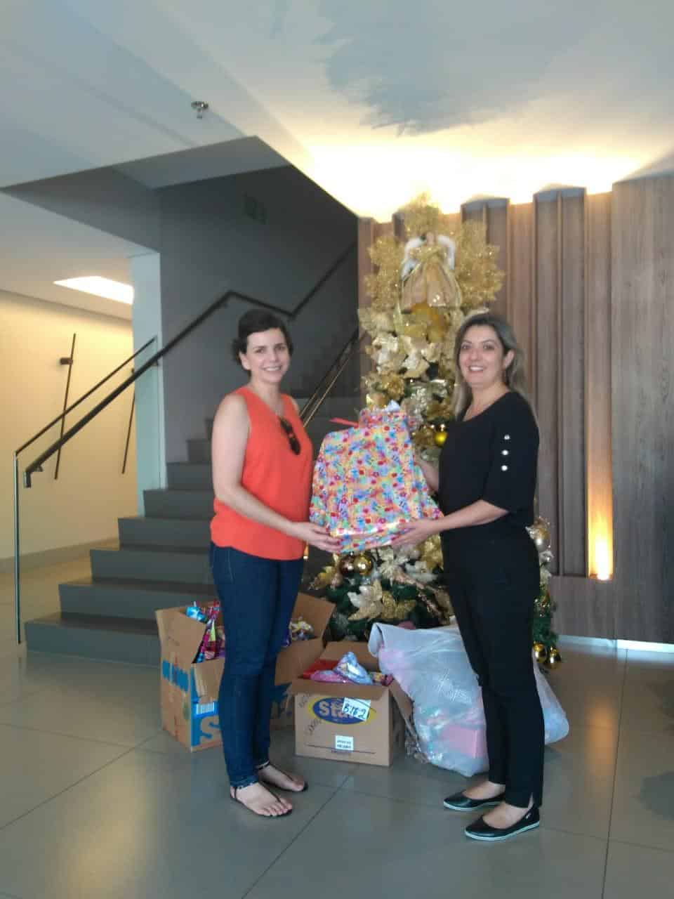 Dubai Suítes doa brinquedos para Campanha de Natal na Vila Castelo Branco