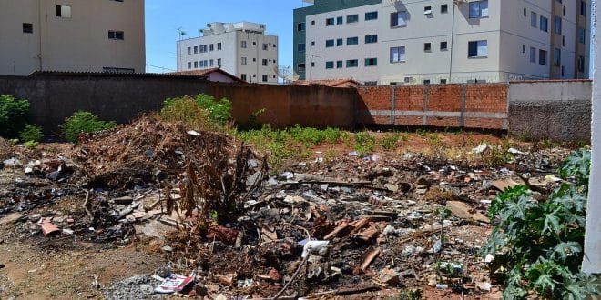 Em Montes Claros, multas para os proprietários de lotes com entulho, lixo e mato, ficam mais pesadas a partir de janeiro