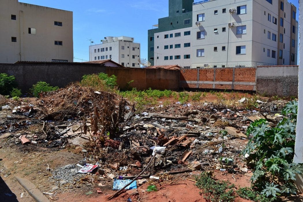 Em Montes Claros, multas para os proprietários de lotes com entulho, lixo e mato, ficam mais pesadas a partir de janeiro