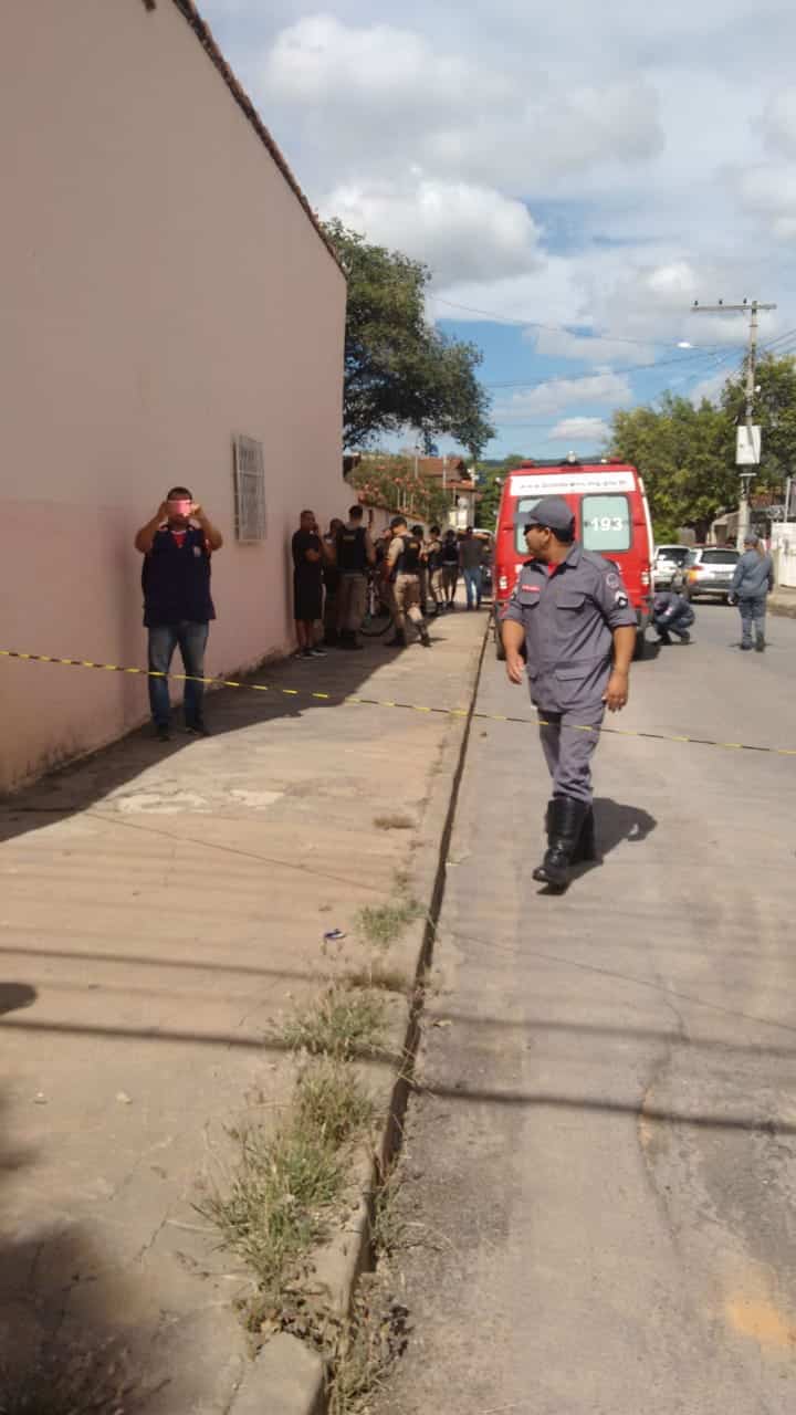 Homem faz três reféns e é morto pela Polícia Militar em Montes Claros