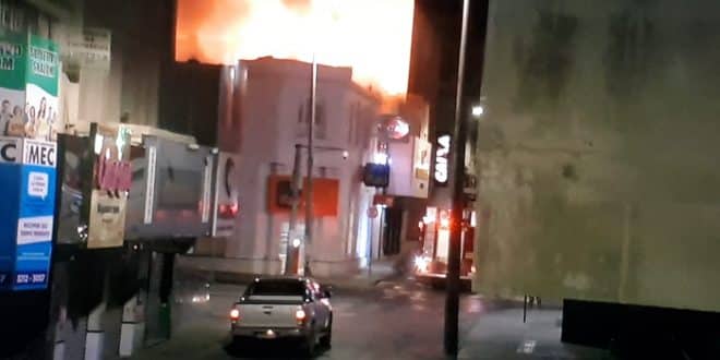 Incêndio destrói loja de tecidos no centro de Montes Claros